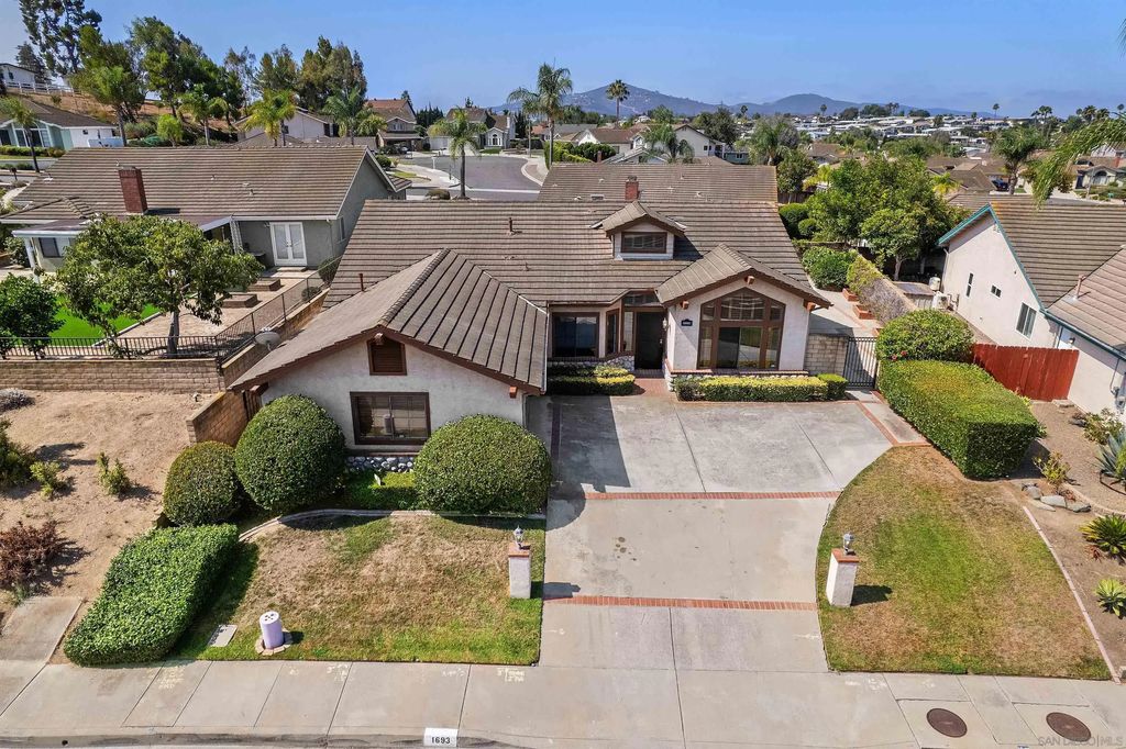 1693 W Country Club, Escondido