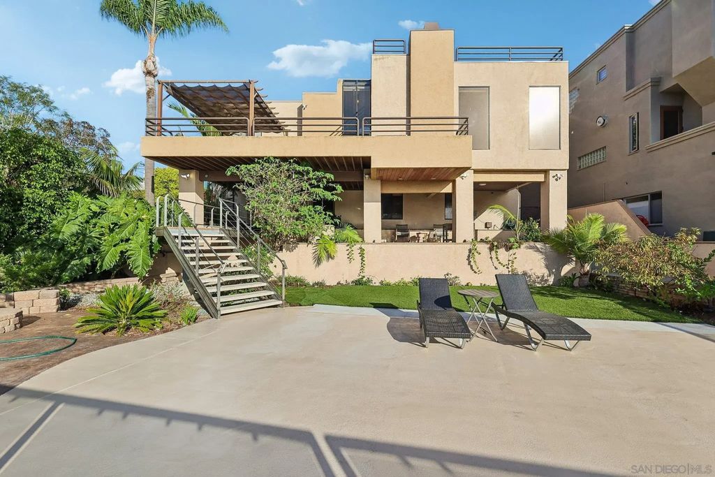 2070 Illion, BAY PARK