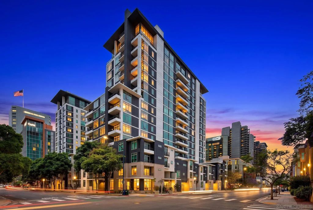 425 W Beech 327, Downtown (DT)