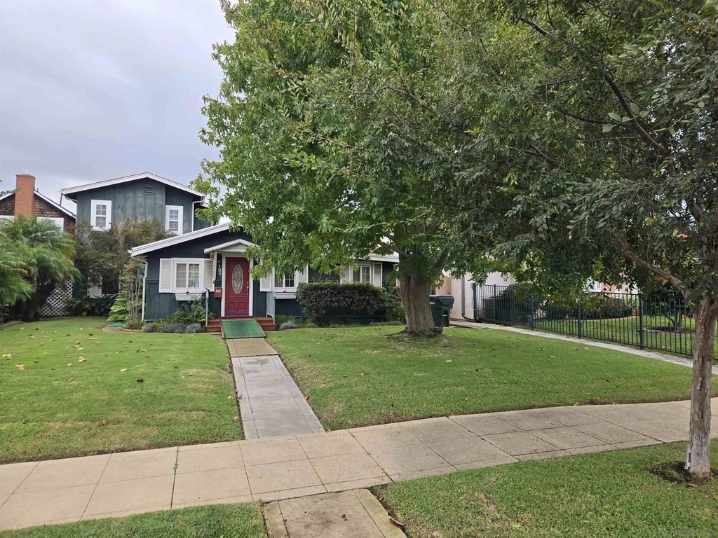 127-131 J Avenue, Coronado