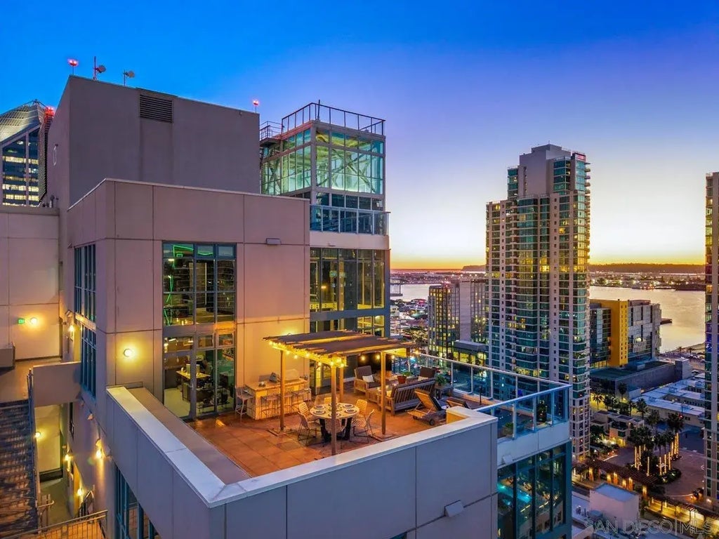 1240 India 2306, Downtown Area (DOWN)