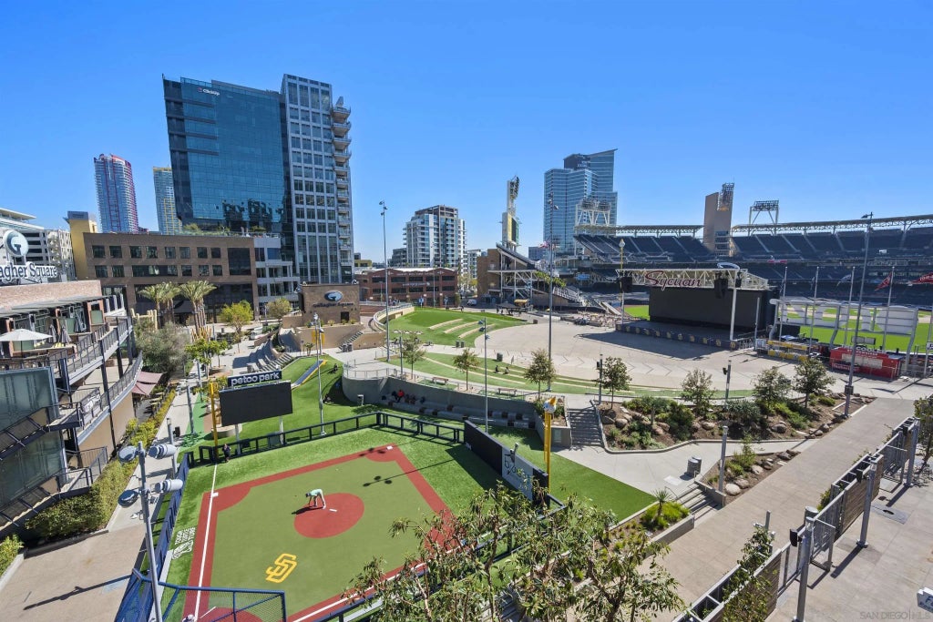 325 7th Ave 211, Downtown (DT)