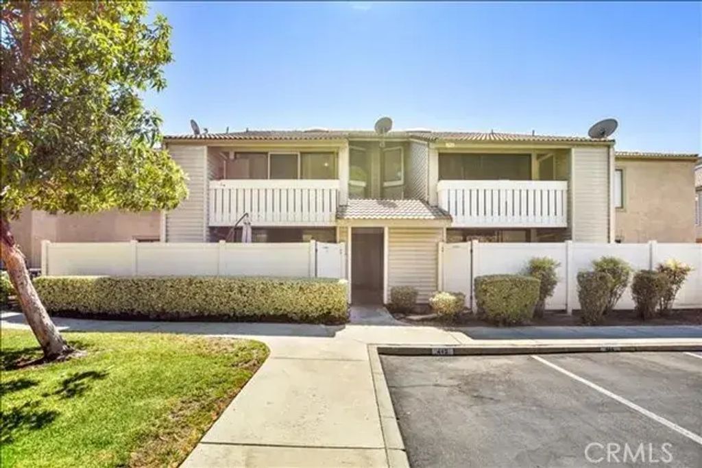 74 Carriage Way 230, Phillips Ranch