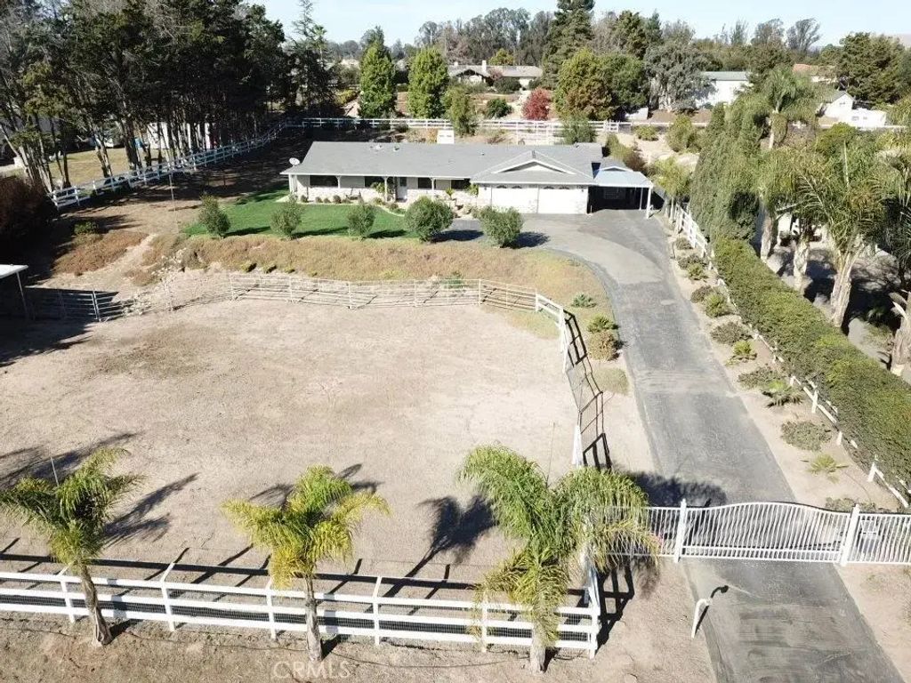 990 Camino Caballo, Nipomo