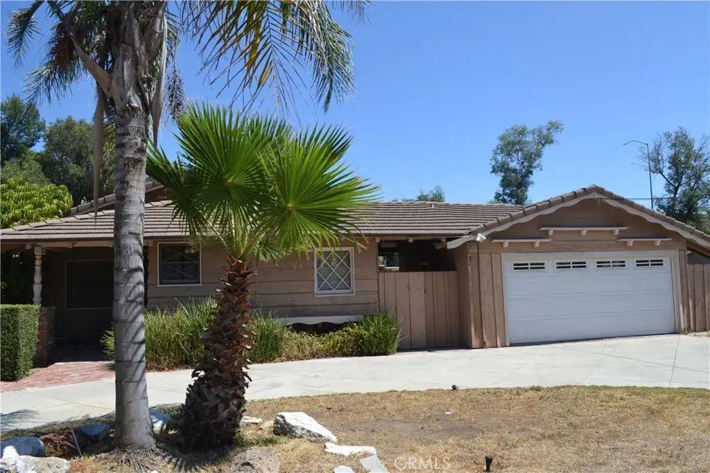 8450 Aqueduct Avenue, North Hills