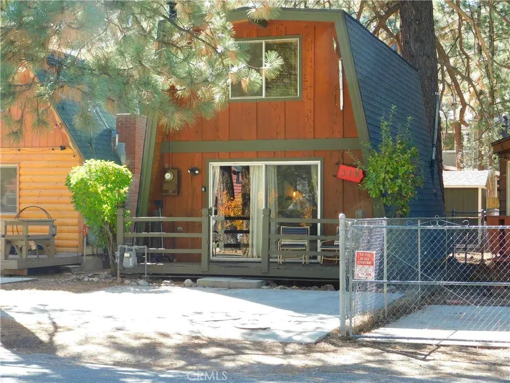 318 W Sherwood Boulevard, Big Bear City