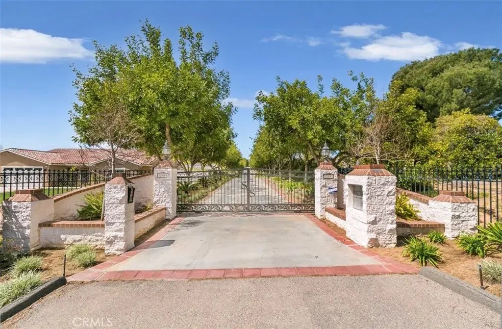 15980 Summit Crest Drive, Riverside