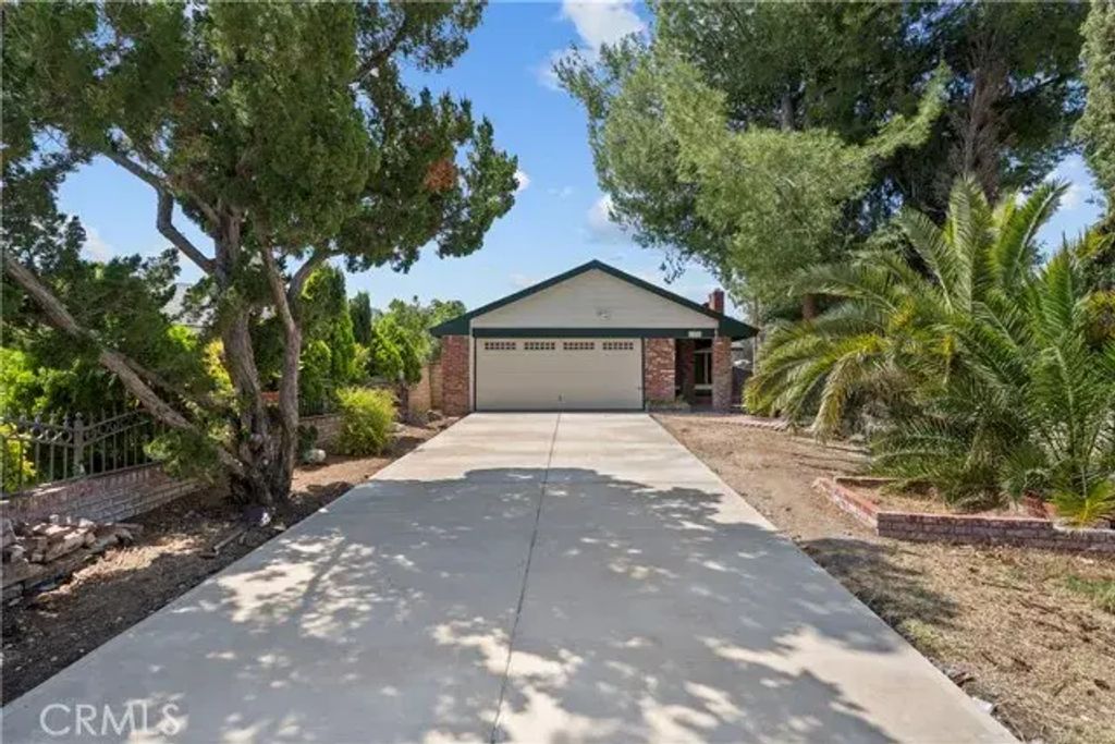 21534 Alaminos Drive, Saugus