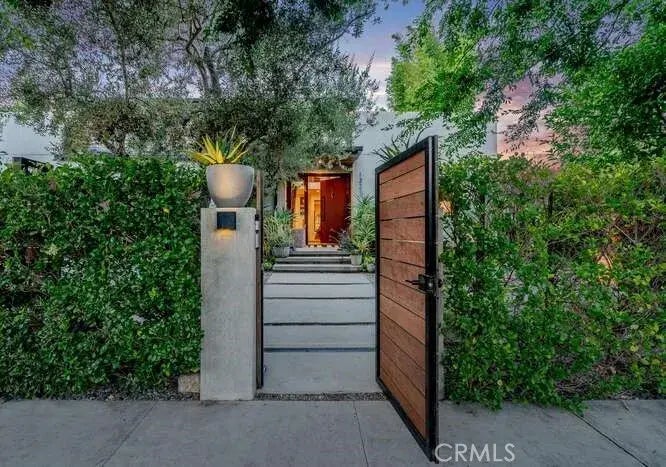 13215 Hartsook Street, Sherman Oaks