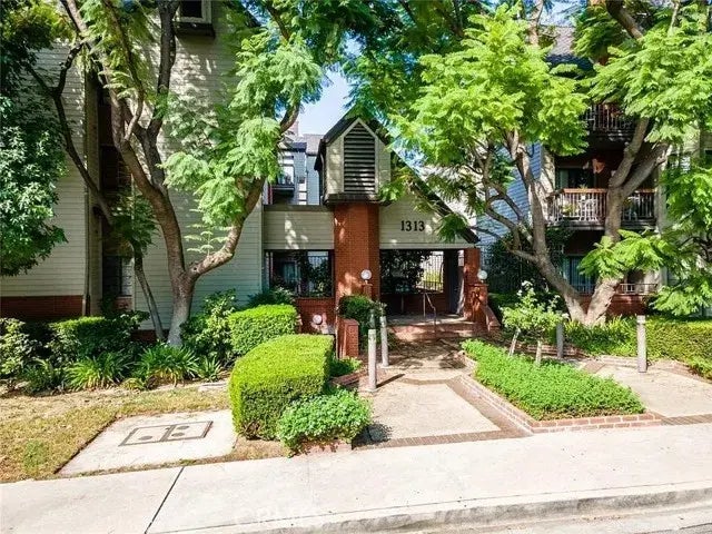 1313 Valley View Road 313, Glendale