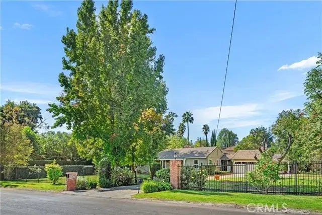 8757 Encino Avenue, Sherwood Forest