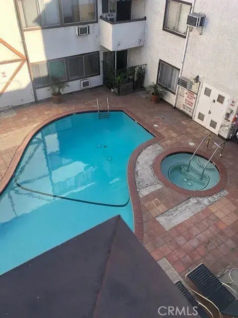 18530 Hatteras Street 332, Tarzana