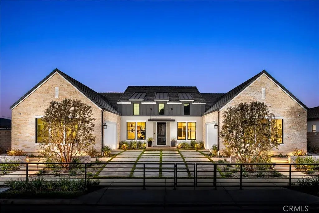 29980 Camino Los Robles, Valencia