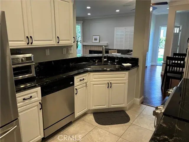 26 Vassar Aisle 25, Irvine