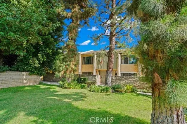 8633 Balboa Boulevard 14, Northridge