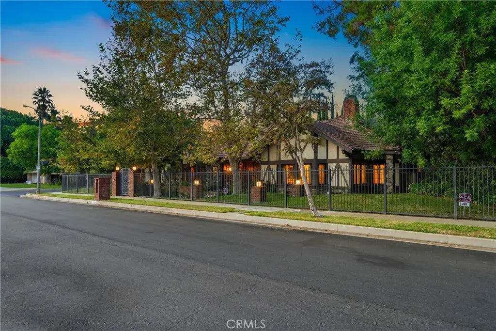 17555 Embassy Drive, Encino