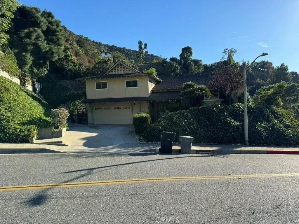 1900 Crestshire Drive, Glendale