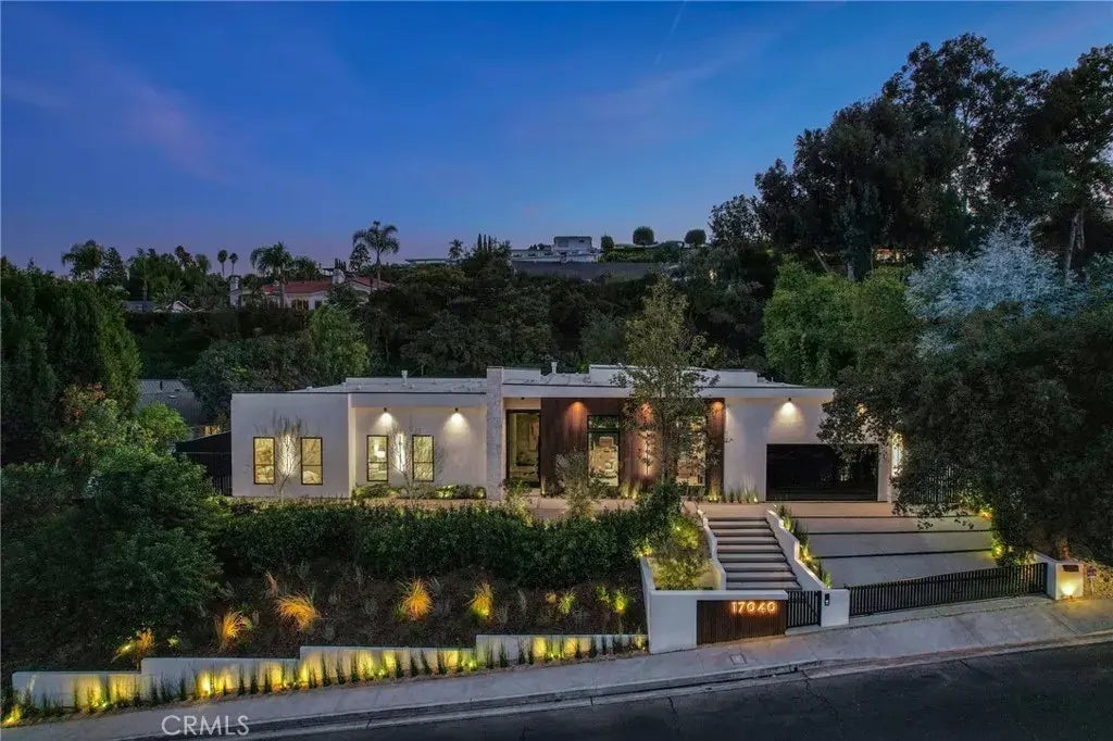 17040 Mooncrest Drive, Encino