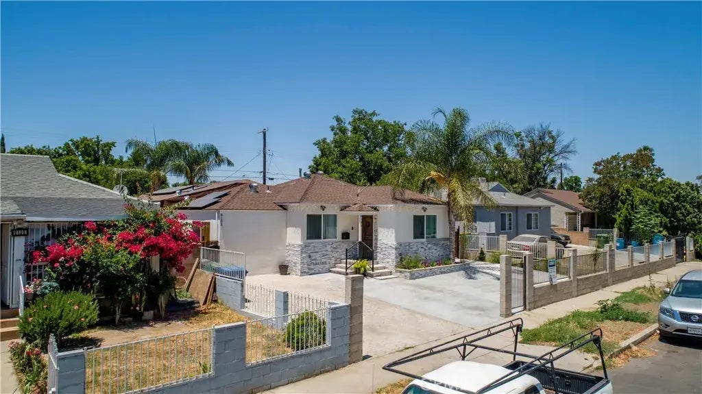 8133 Noble Avenue, Panorama City
