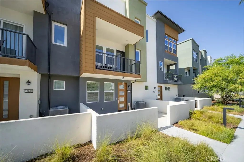 27014 Hummingbird Lane, Valencia