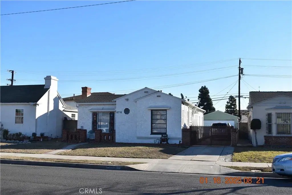 8716 S 10th Avenue, Inglewood