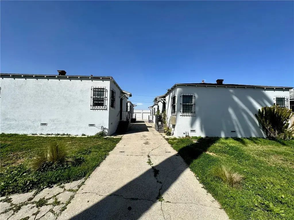 1315 W 102nd Street, Los Angeles