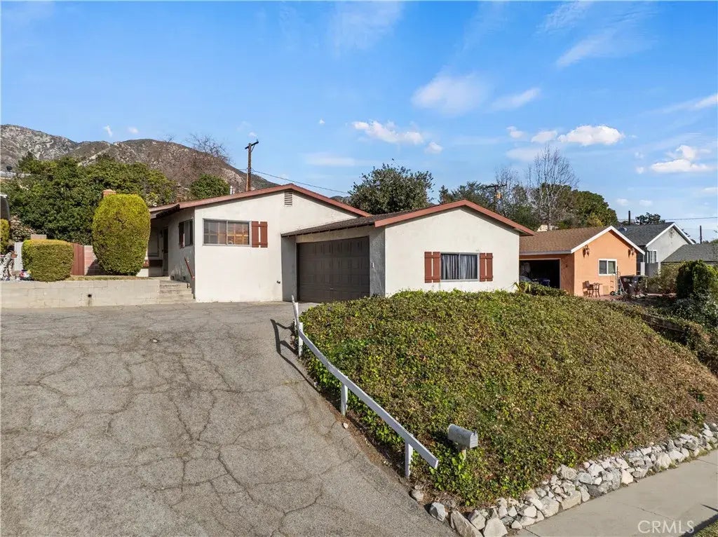 3645 Fairesta Street, Glendale