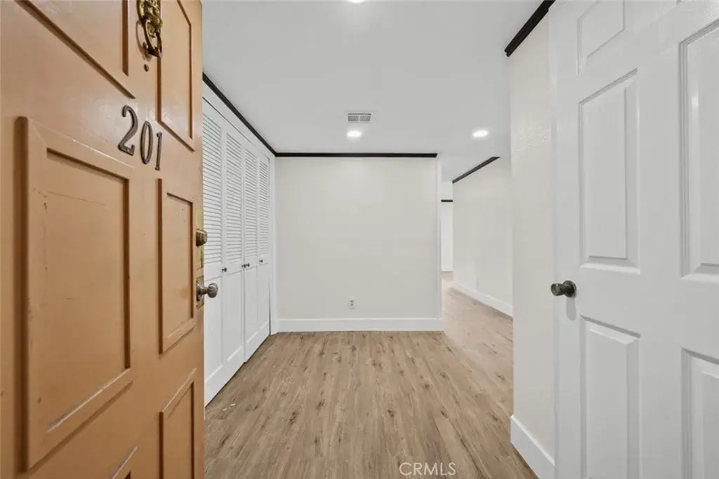 1745 Holly Drive 201, Glendale