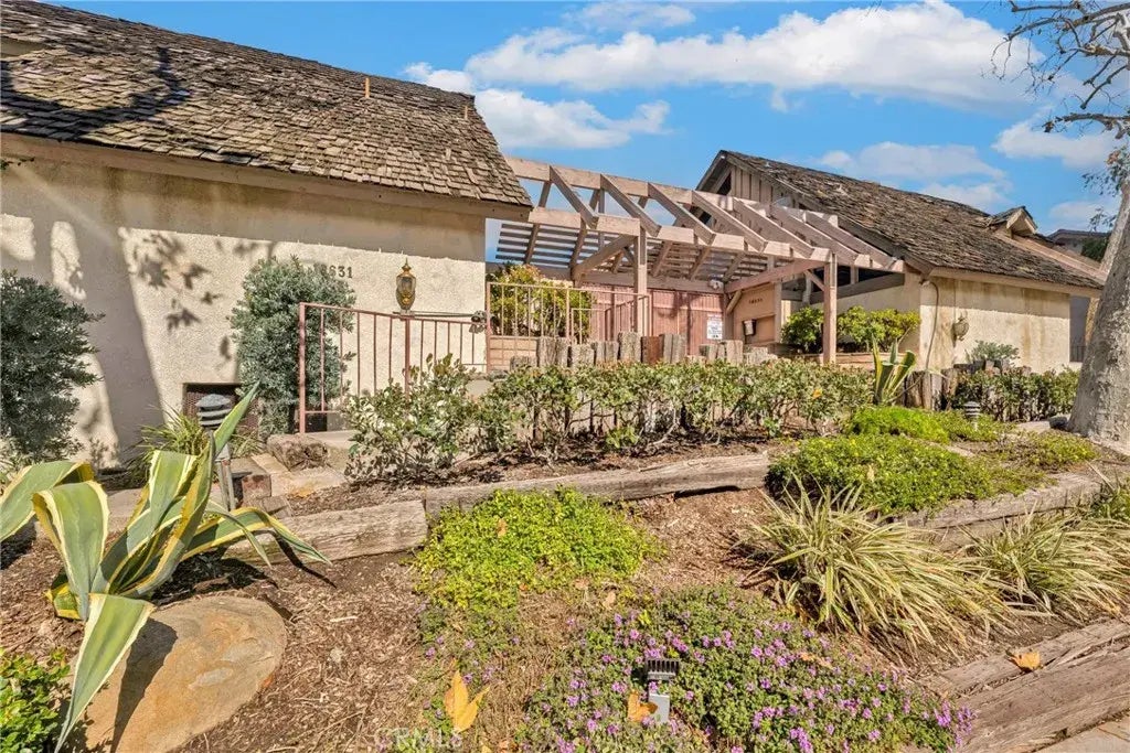 18631 Collins Street 32, Tarzana