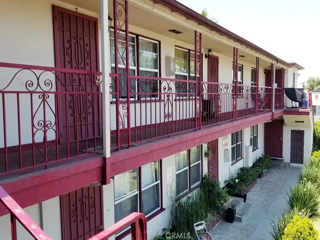 2290 Locust Avenue 3, Long Beach