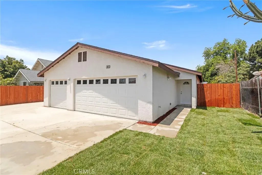 3883 Wallace, Jurupa Valley