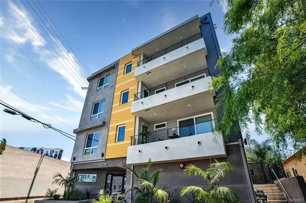 10718 Acama Street 202, Studio City