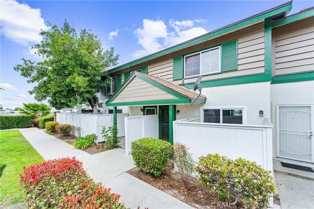 8242 Henderson Green, Buena Park
