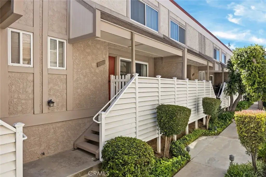 18333 Hatteras Street 26, Tarzana