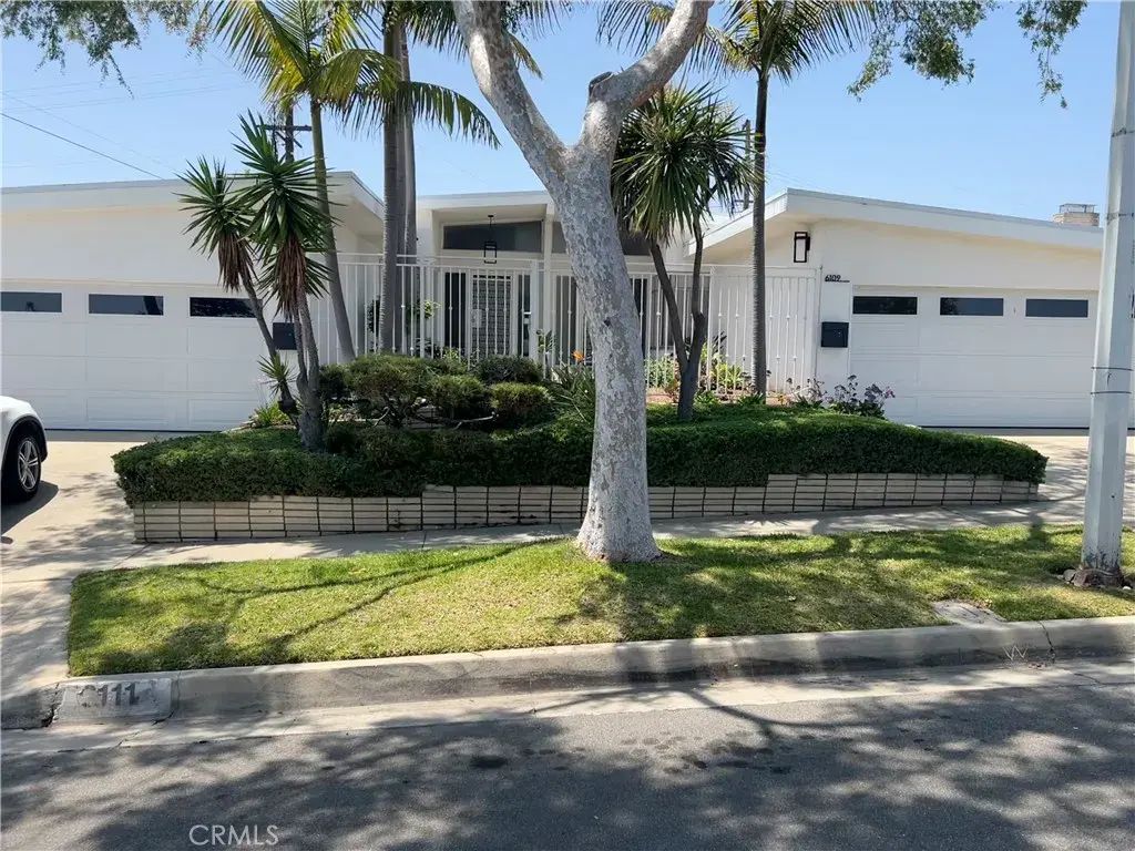 6111 S La Cienega Boulevard, Ladera Heights
