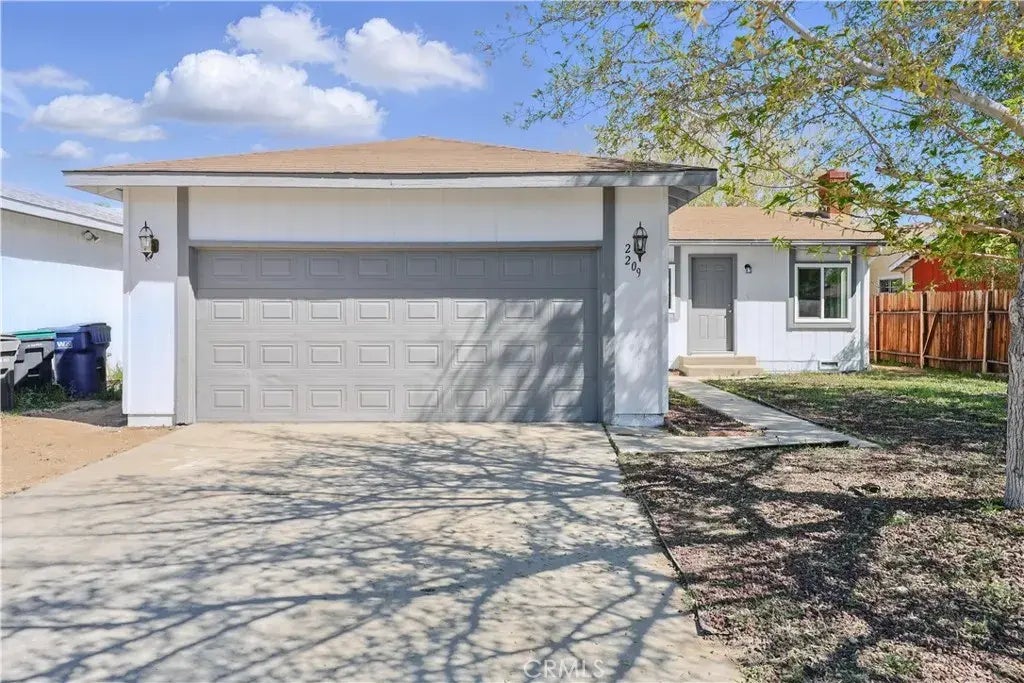 2209 Rosewood Avenue, Lancaster