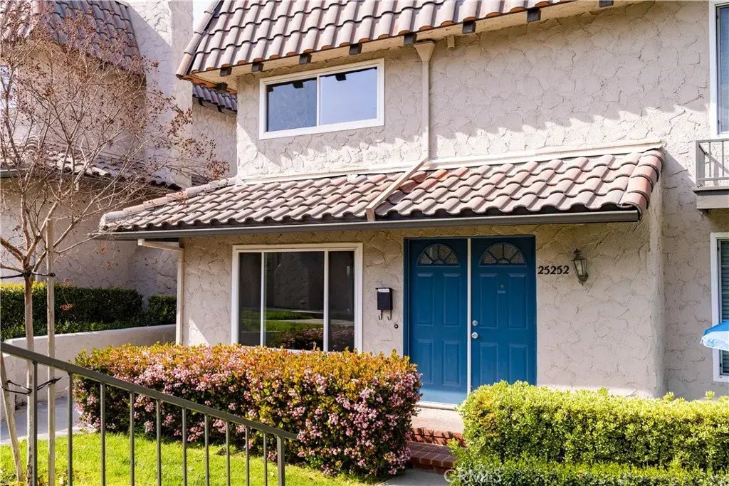 25252 Avenida Dorena, Newhall