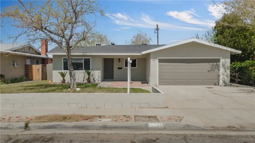 621 E Pondera Street, Lancaster