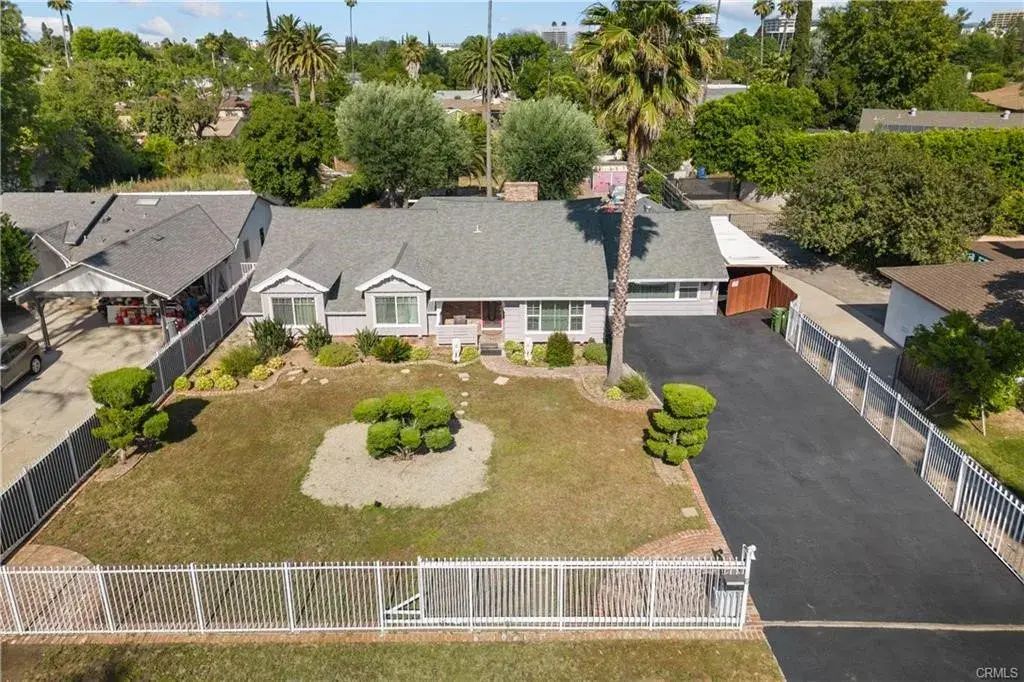 6520 Shoup Avenue, West Hills
