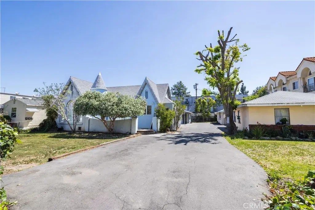 7250 Amigo Avenue, Reseda