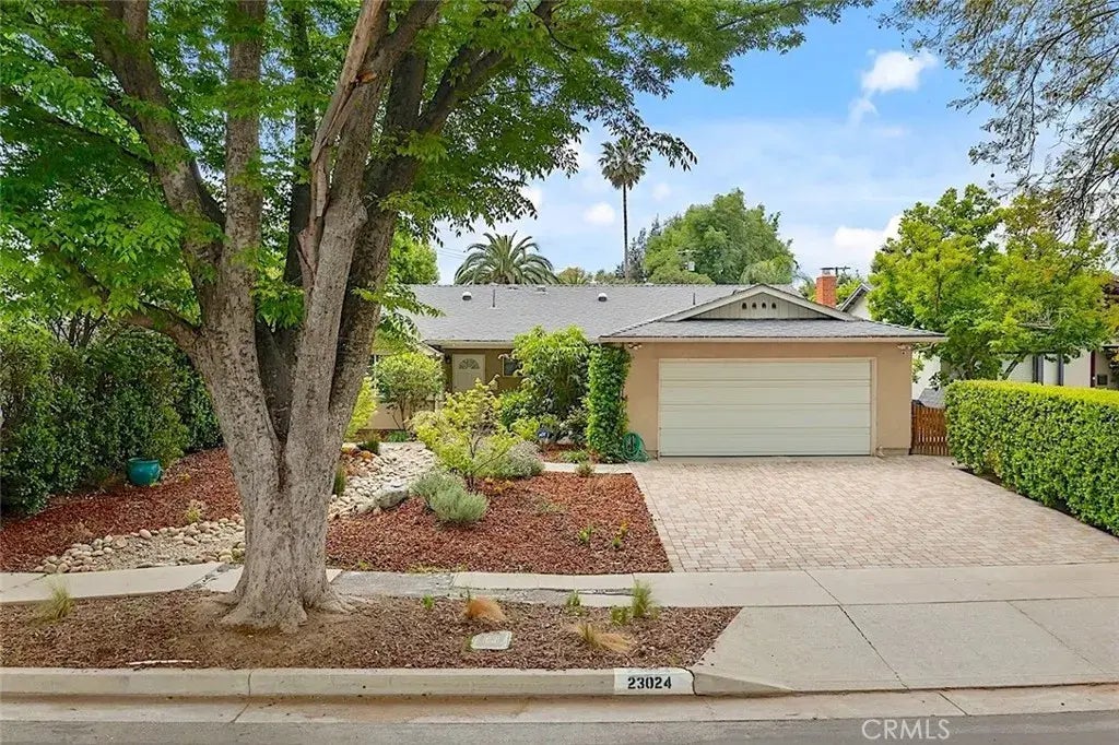 23024 Schoolcraft Street, West Hills