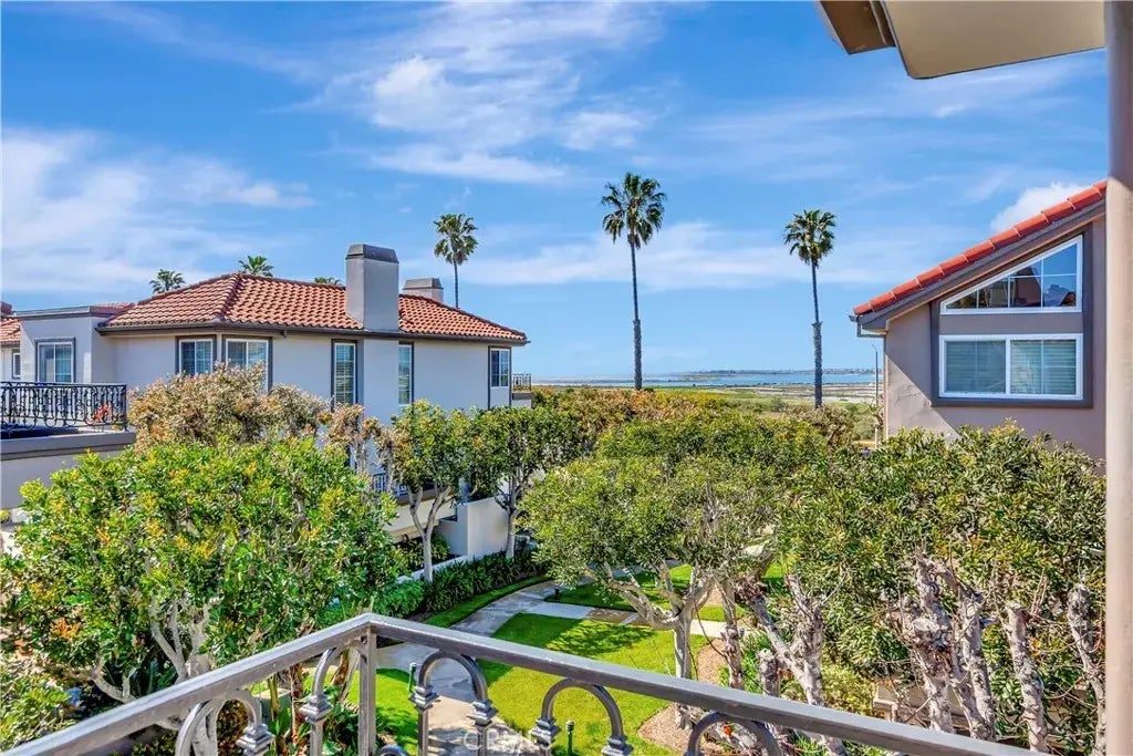 19261 Meadowood Circle, Huntington Beach