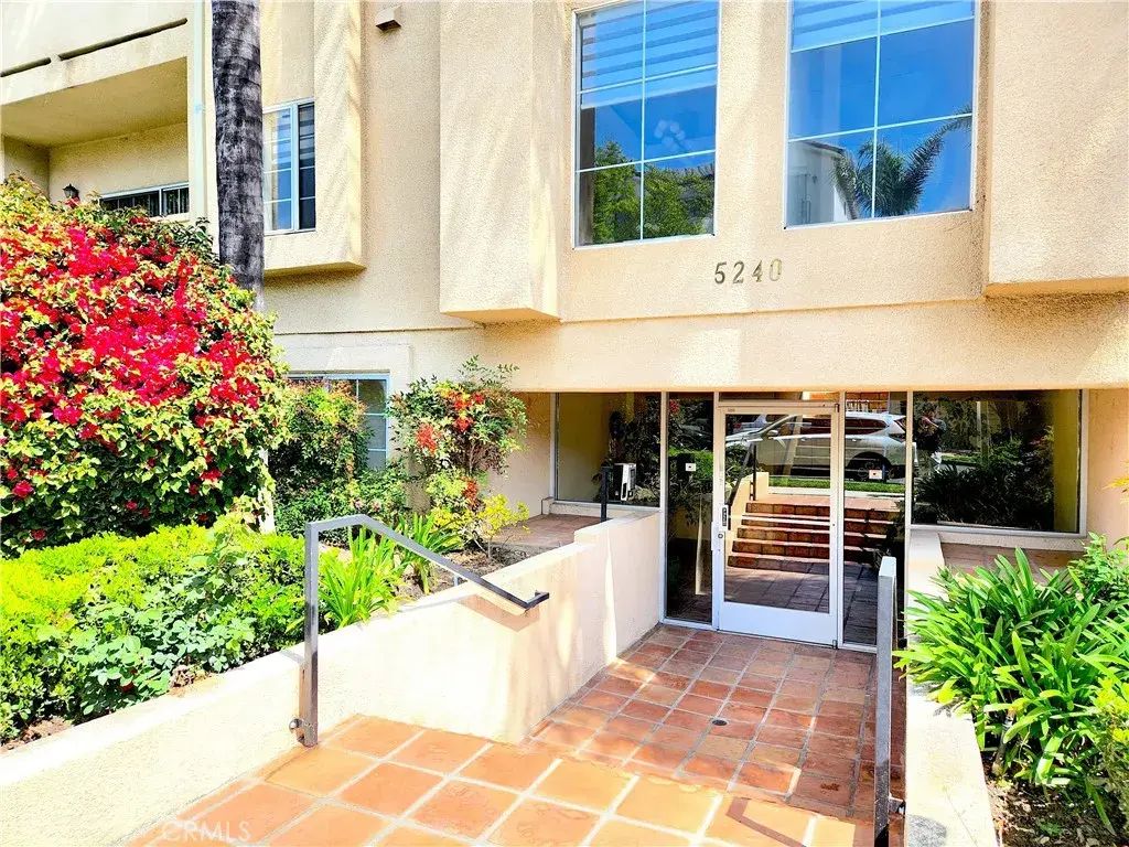 5240 Vantage Avenue 101, Valley Village