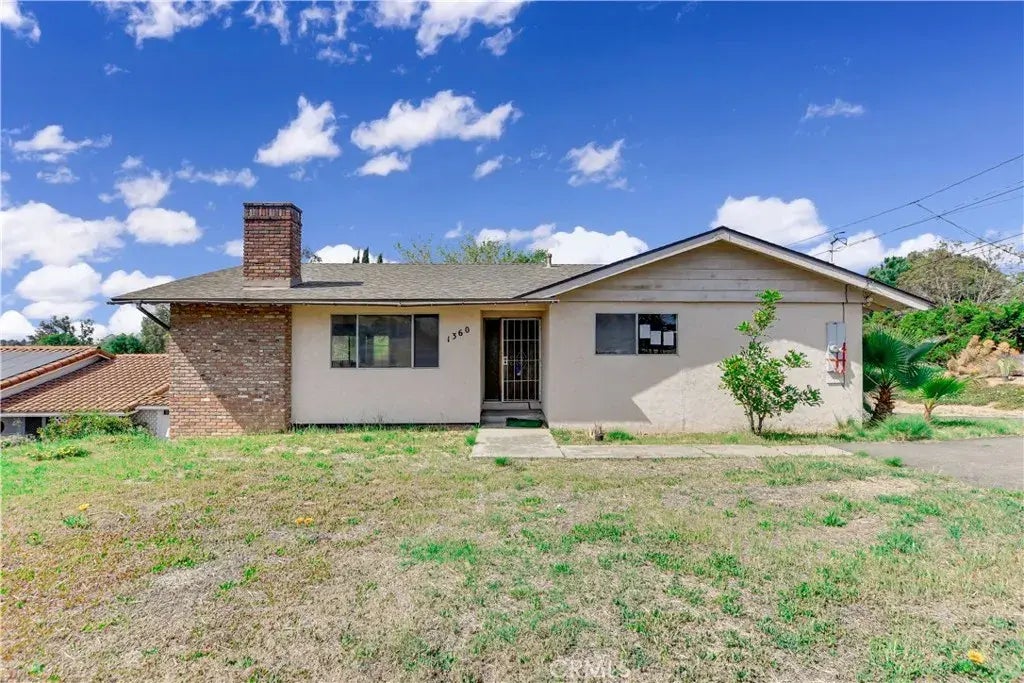 1360 E Fallbrook Street, Fallbrook