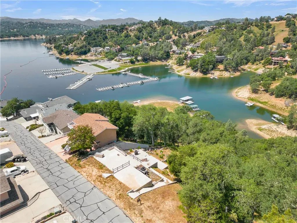 8205 Bass Point, Bradley