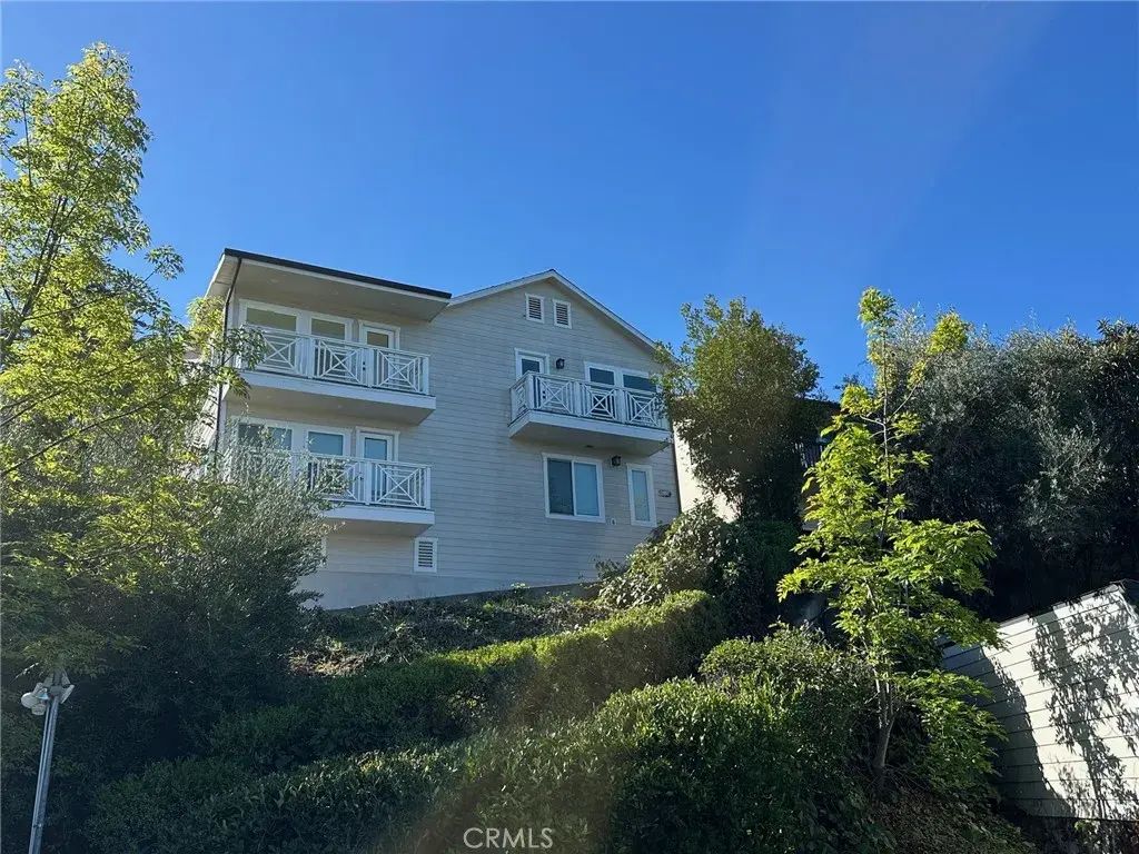 3907 Fredonia Drive, Los Angeles