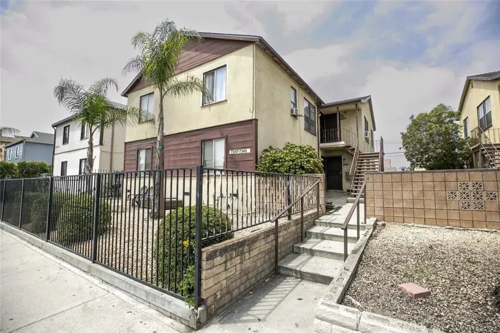 7347 Bakman Avenue, Sun Valley