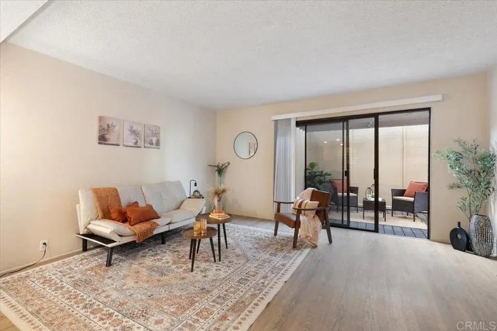 8431 Via Mallorca 102, La Jolla