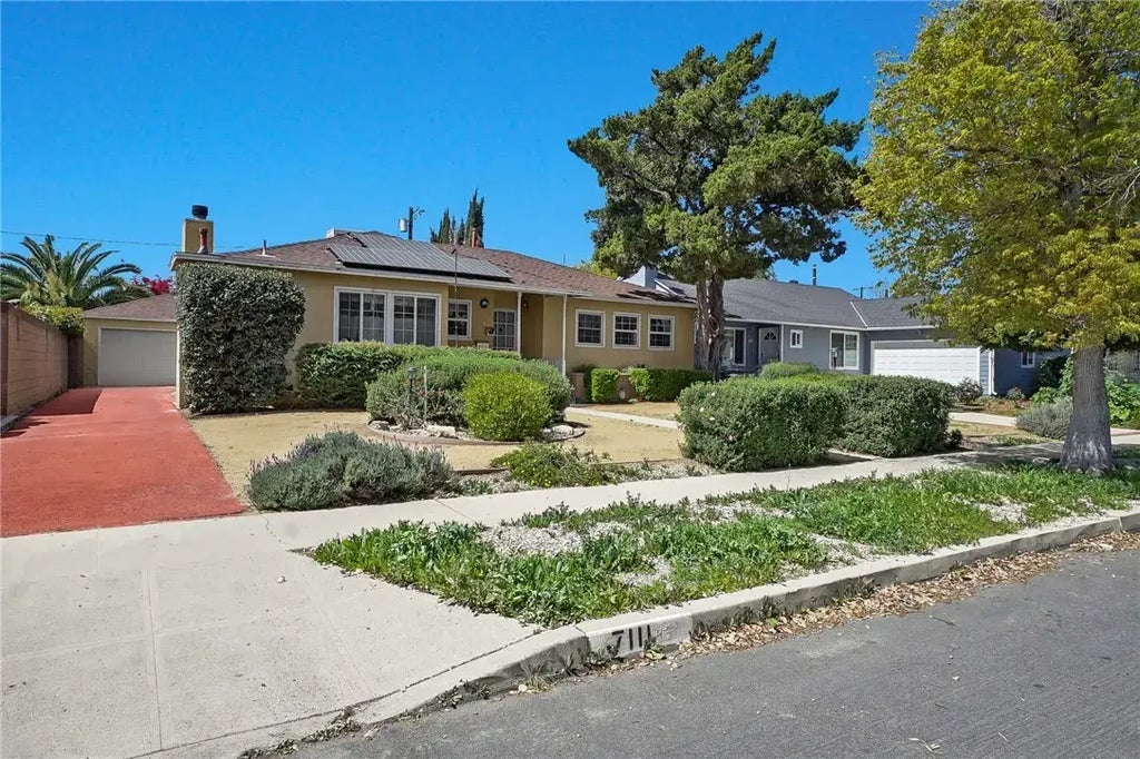 7111 Texhoma Avenue, Van Nuys