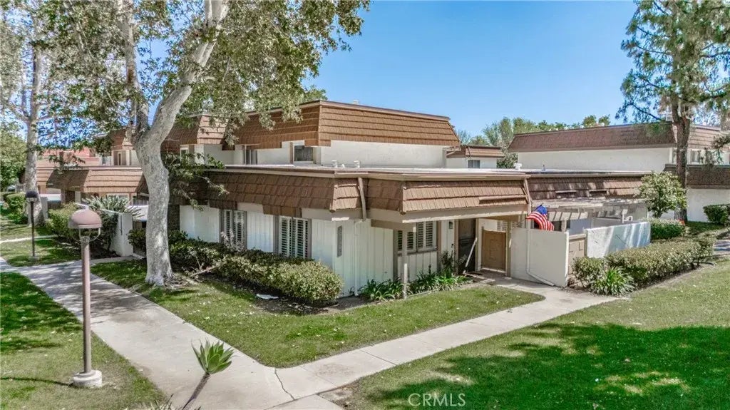 10100 Larwin Avenue 1, Chatsworth